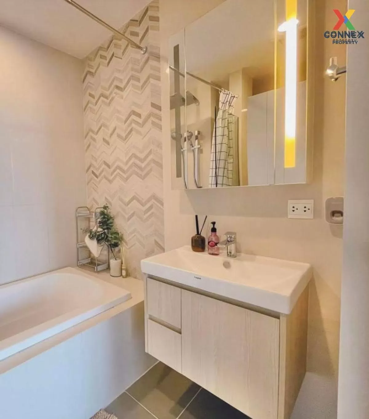 FOR RENT condo , Oka Haus Sukhumvit 36 , Duplex , wide frontage , BTS-Thong Lo , Khlong Tan , Khlong Toei , Bangkok , CX-03006