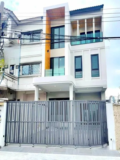 For Sale Townhome,3 story,Sukhumvit 69 , corner unit , newly renovated , Phra Khanong Nuea , Watthana , Bangkok , CX-107526