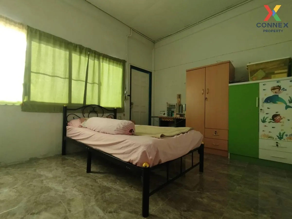 For Sale 3 - storey townhouse in Soi Ban Prong 18 Samut Prakan , 