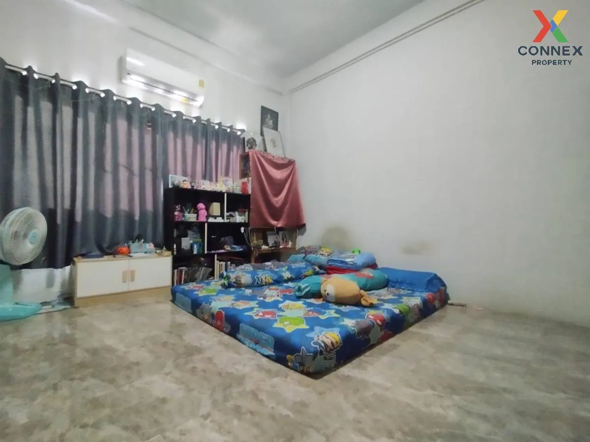 For Sale 3 - storey townhouse in Soi Ban Prong 18 Samut Prakan , 
