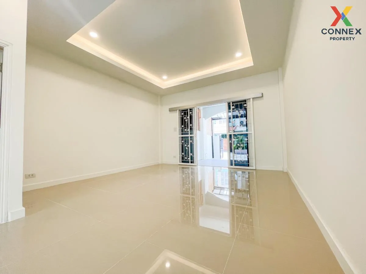 For Sale Townhouse/Townhome  , Thanajit Bangkruai , newly renovat