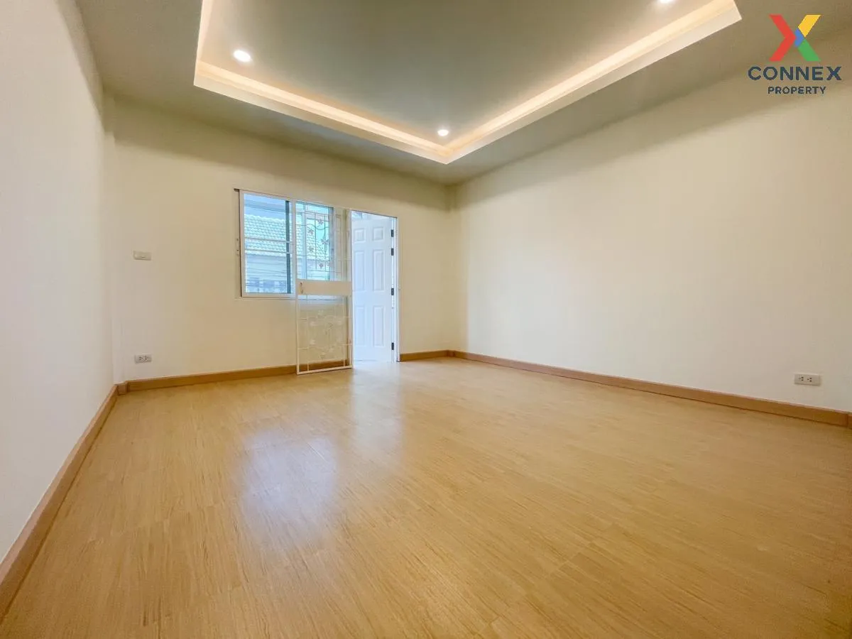 For Sale Townhouse/Townhome  , Thanajit Bangkruai , newly renovat