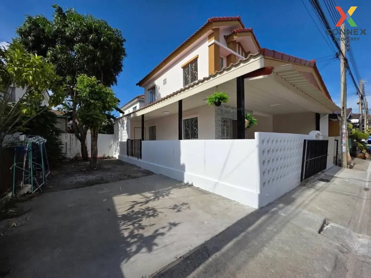 For Sale Townhouse/Townhome  , Baan Pruksa 56 , corner unit , new 2