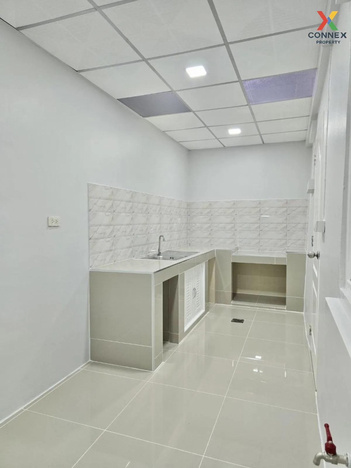 For Sale Townhouse/Townhome  , Baan Pruksa 33 Bangbuathong , newl