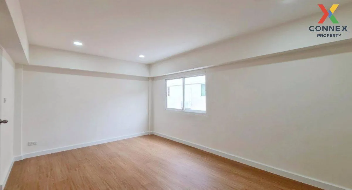 For Sale Townhouse/Townhome  , Baan Navanich , corner unit , wide