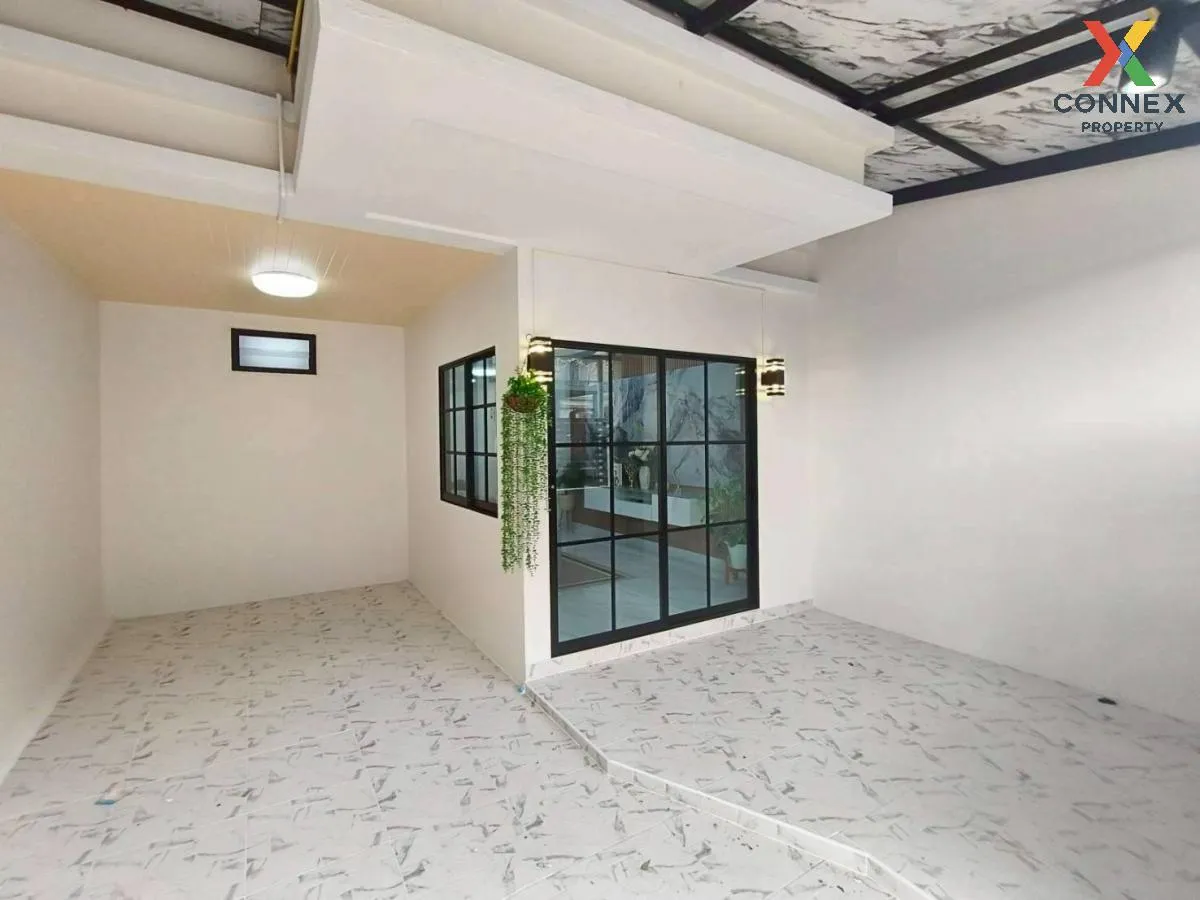 For Sale Townhouse/Townhome  , Rim Inthra Chatuchak 10 , newly re 2