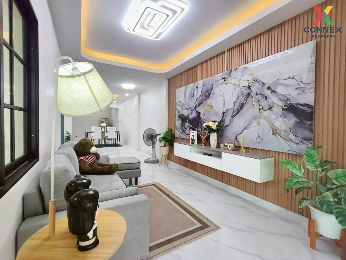 For Sale Townhouse/Townhome  , Rim Inthra Chatuchak 10 , newly re 3