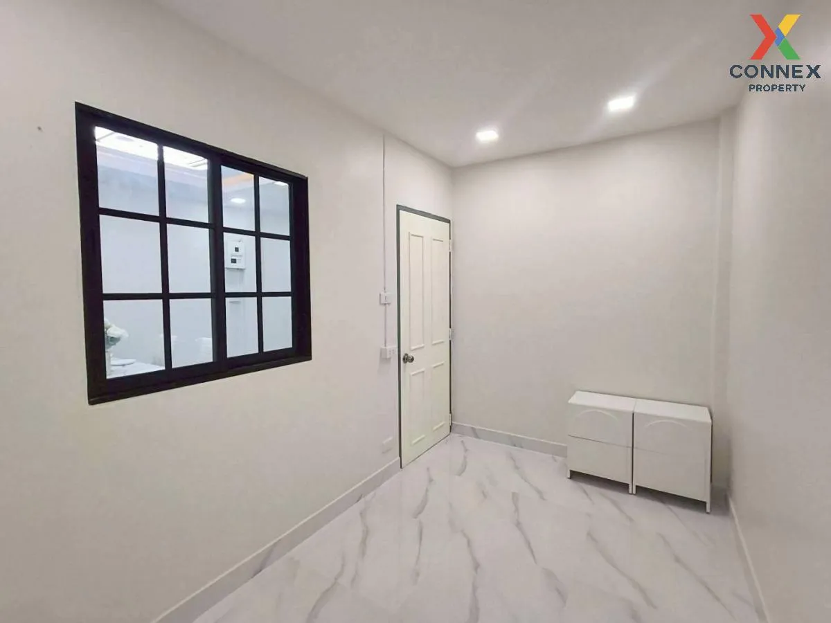 For Sale Townhouse/Townhome  , Rim Inthra Chatuchak 10 , newly re
