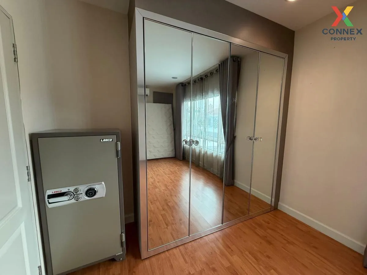 For Sale House , Life Bangkok Boulevard Chaengwattana , corner un