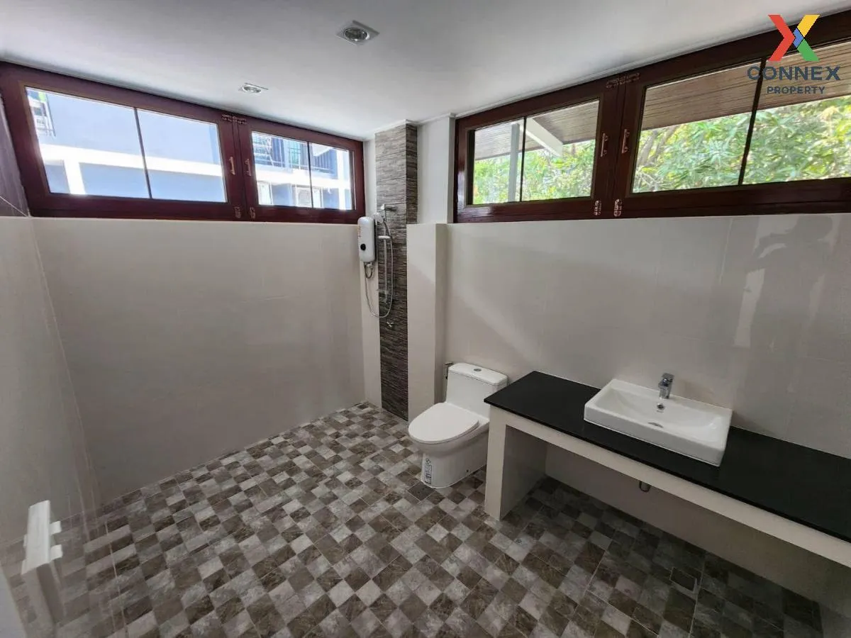 For Rent Townhome sukumvit60/1 , wide frontage , Bang Chak , Phra