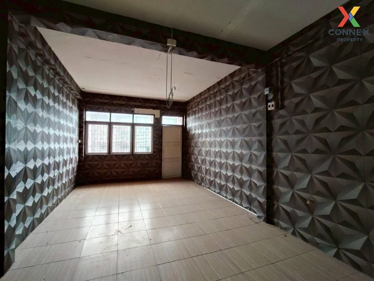 For Sale Commercial building, corner room, Phra Pradaeng , nice v