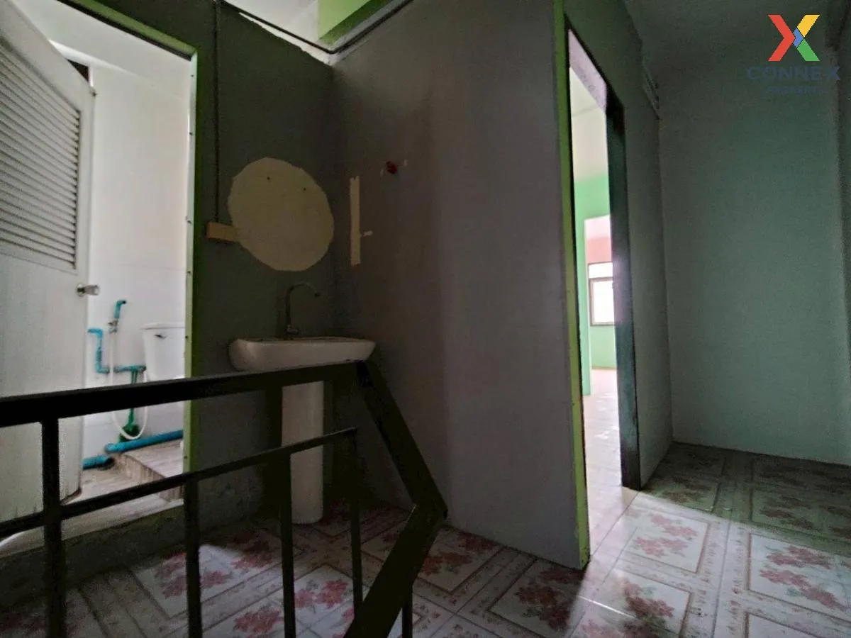 For Sale Commercial building, corner room, Phra Pradaeng , nice v