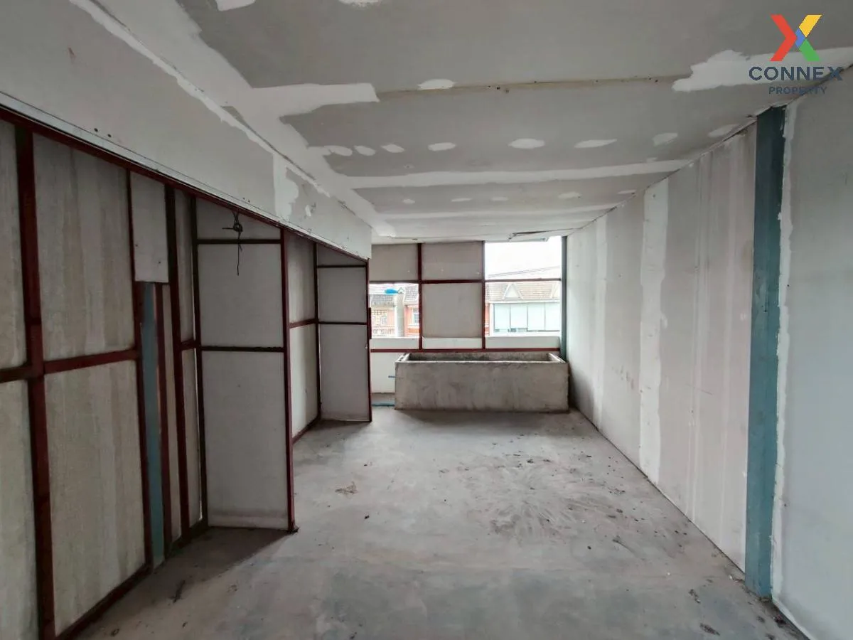 For Sale Commercial building, corner room, Phra Pradaeng , nice v
