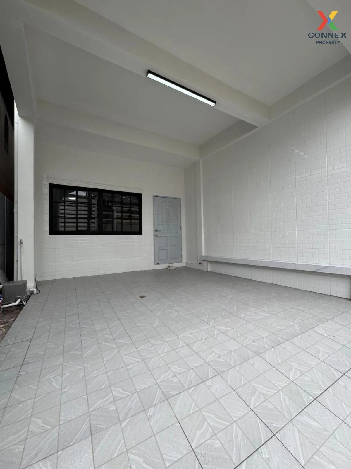 ขายทาวน์เฮ้าส์ 2 ชั้น หลังริม รีโนเวทใหม่ พื้นที่ 19.5 ถนนสุขุมวิ