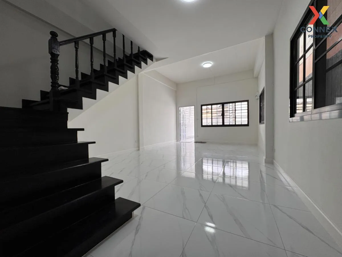 ขายทาวน์เฮ้าส์ 2 ชั้น หลังริม รีโนเวทใหม่ พื้นที่ 19.5 ถนนสุขุมวิ