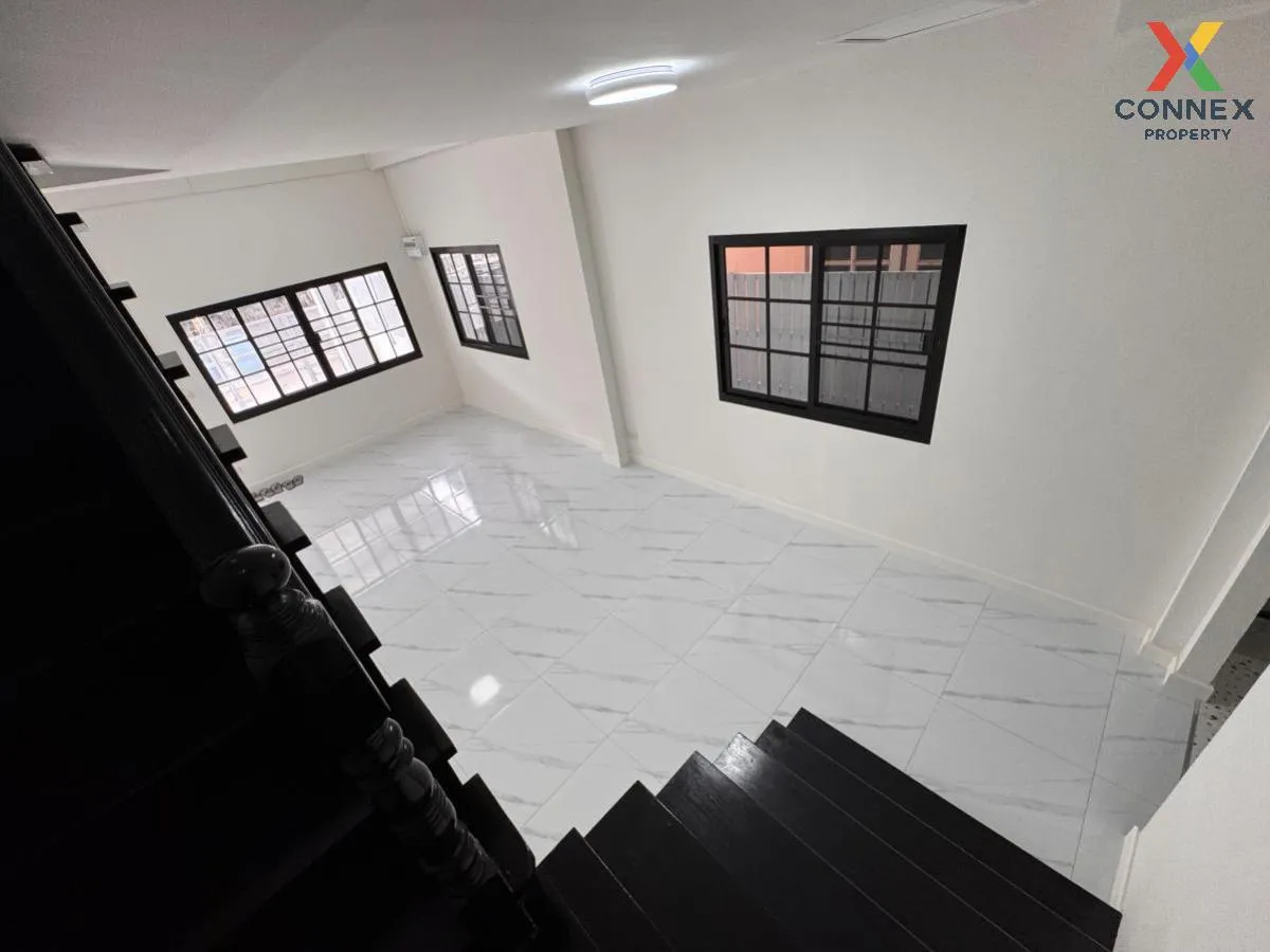ขายทาวน์เฮ้าส์ 2 ชั้น หลังริม รีโนเวทใหม่ พื้นที่ 19.5 ถนนสุขุมวิ