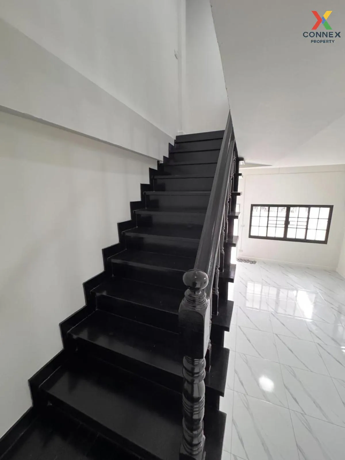 ขายทาวน์เฮ้าส์ 2 ชั้น หลังริม รีโนเวทใหม่ พื้นที่ 19.5 ถนนสุขุมวิ