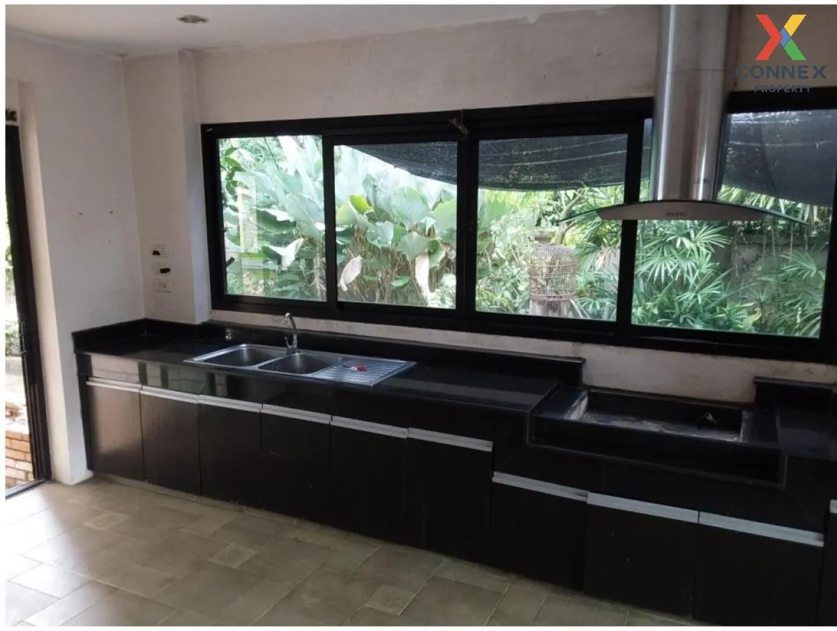 For Sale 2 - storey detached house 159.4 sq m. Phonphichai Road H