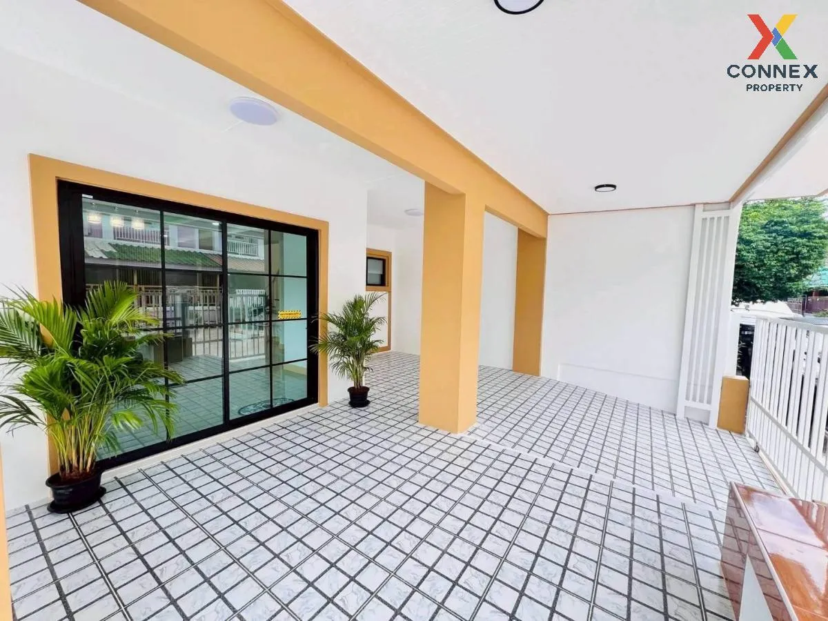 For Sale Townhouse/Townhome  , Pruksa 18/1 , corner unit , newly  3