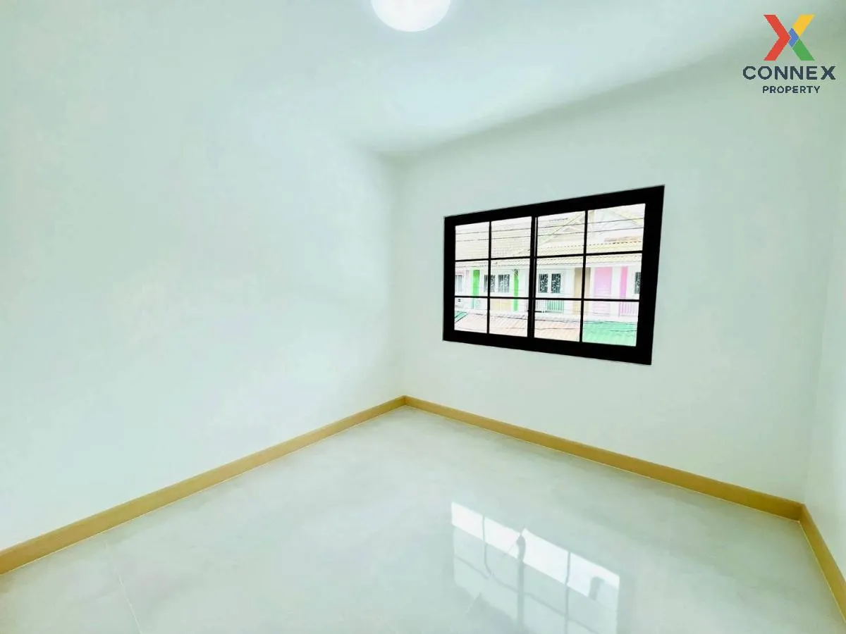 For Sale Townhouse/Townhome  , Pruksa 18/1 , corner unit , newly 