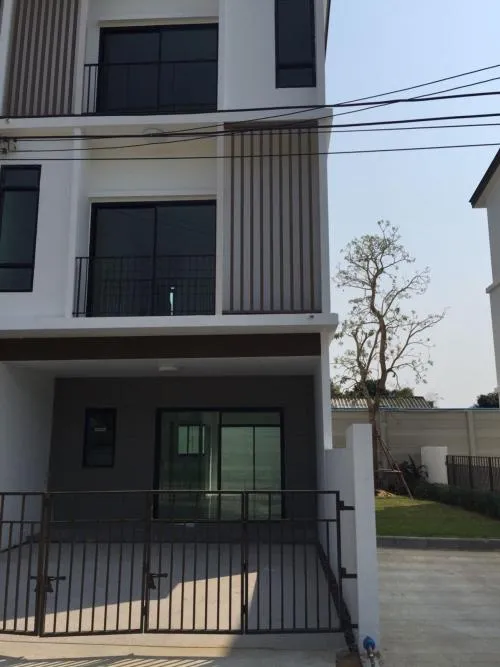 For Rent Townhouse/Townhome  ,  Patio Rama 9-Pattanakarn , MRT-Kelantan , Suan Luang , Suan Luang , Bangkok , CX-127103