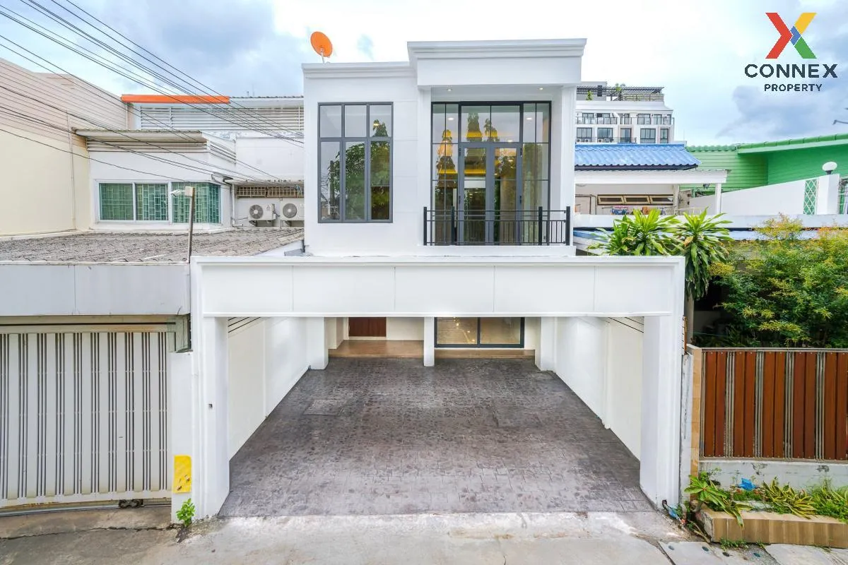 For Sale 2-storey townhouse, 33 sq m, Sukhumvit 71 , Khlong Tan N 1