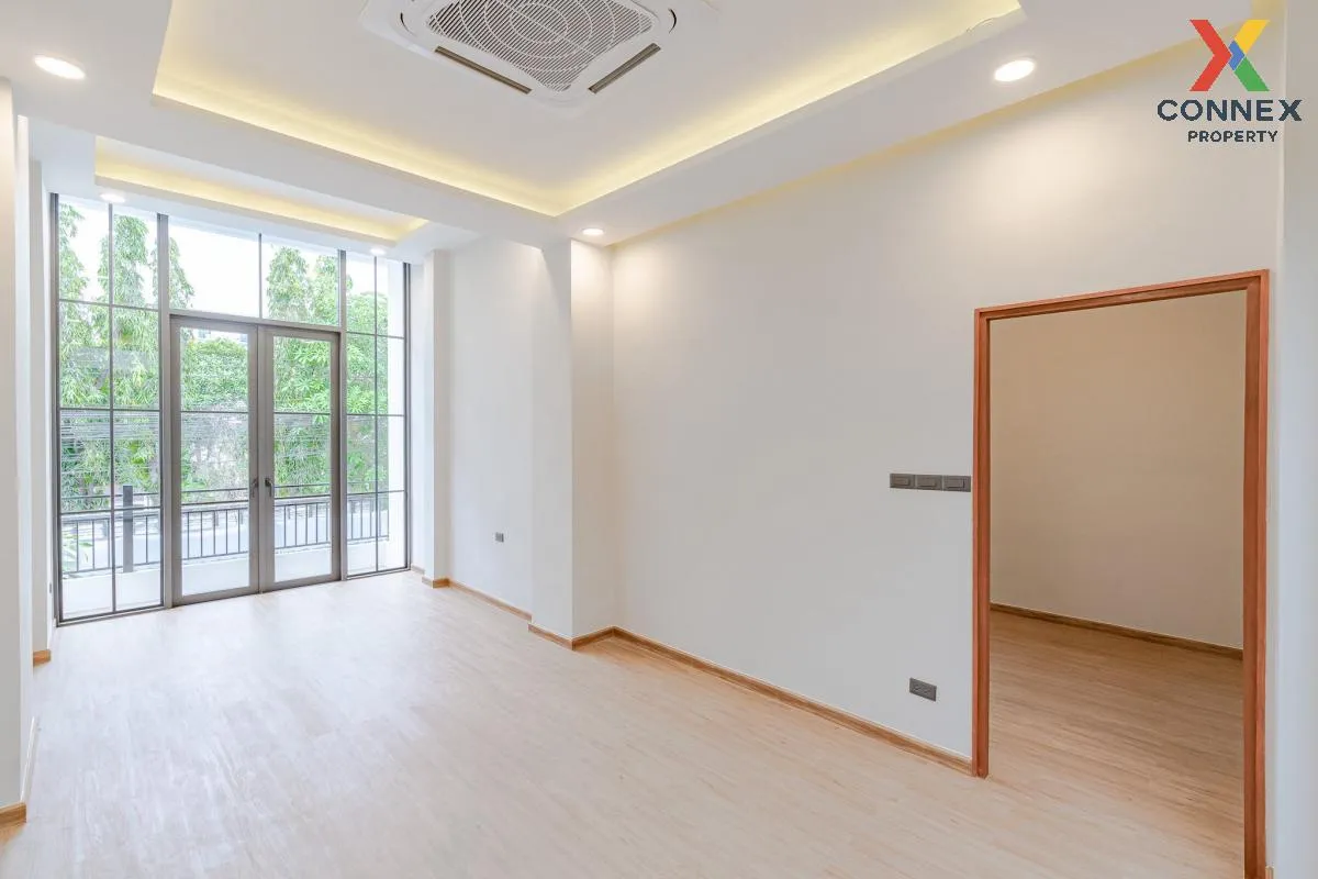 For Sale 2-storey townhouse, 33 sq m, Sukhumvit 71 , Khlong Tan N 2