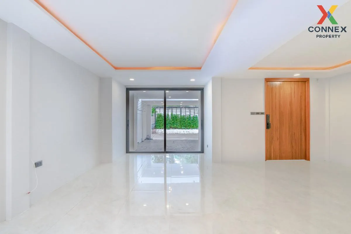 For Sale 2-storey townhouse, 33 sq m, Sukhumvit 71 , Khlong Tan N 3