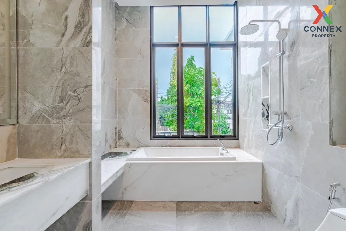 For Sale 2-storey townhouse, 33 sq m, Sukhumvit 71 , Khlong Tan N
