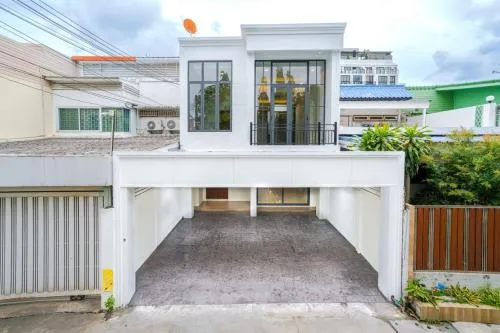For Sale 2-storey townhouse, 33 sq m, Sukhumvit 71 , Khlong Tan Nuea , Watthana , Bangkok , CX-128220