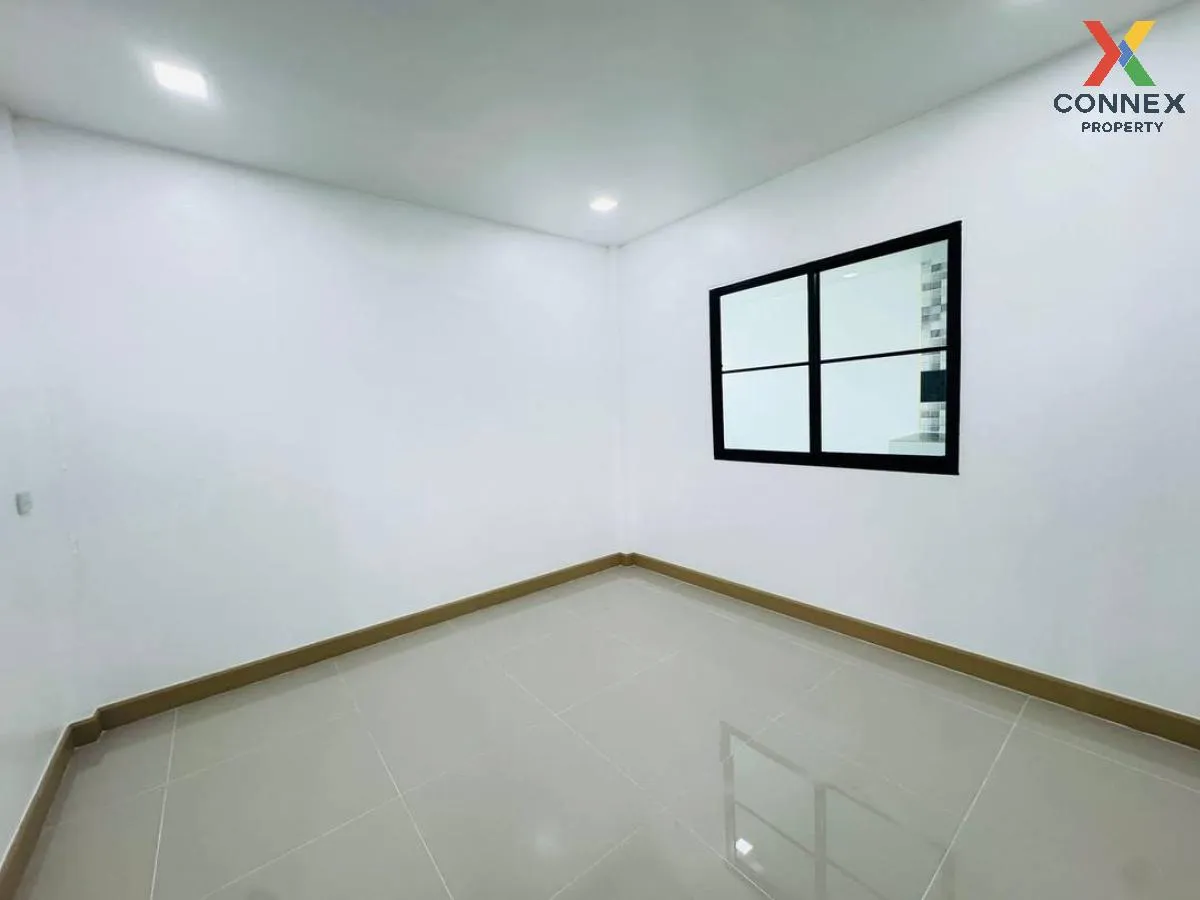 For Sale Townhouse/Townhome  , Baan Tawan Ngam , corner unit , wi