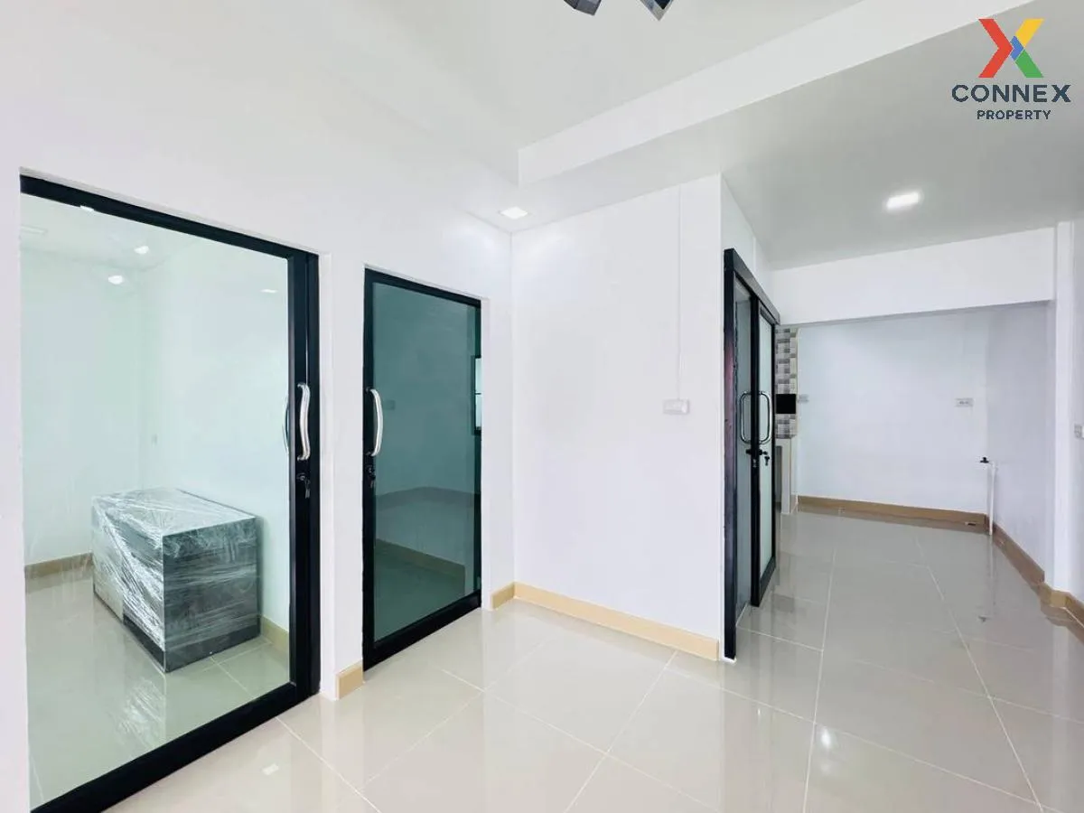 For Sale Townhouse/Townhome  , Baan Tawan Ngam , corner unit , wi