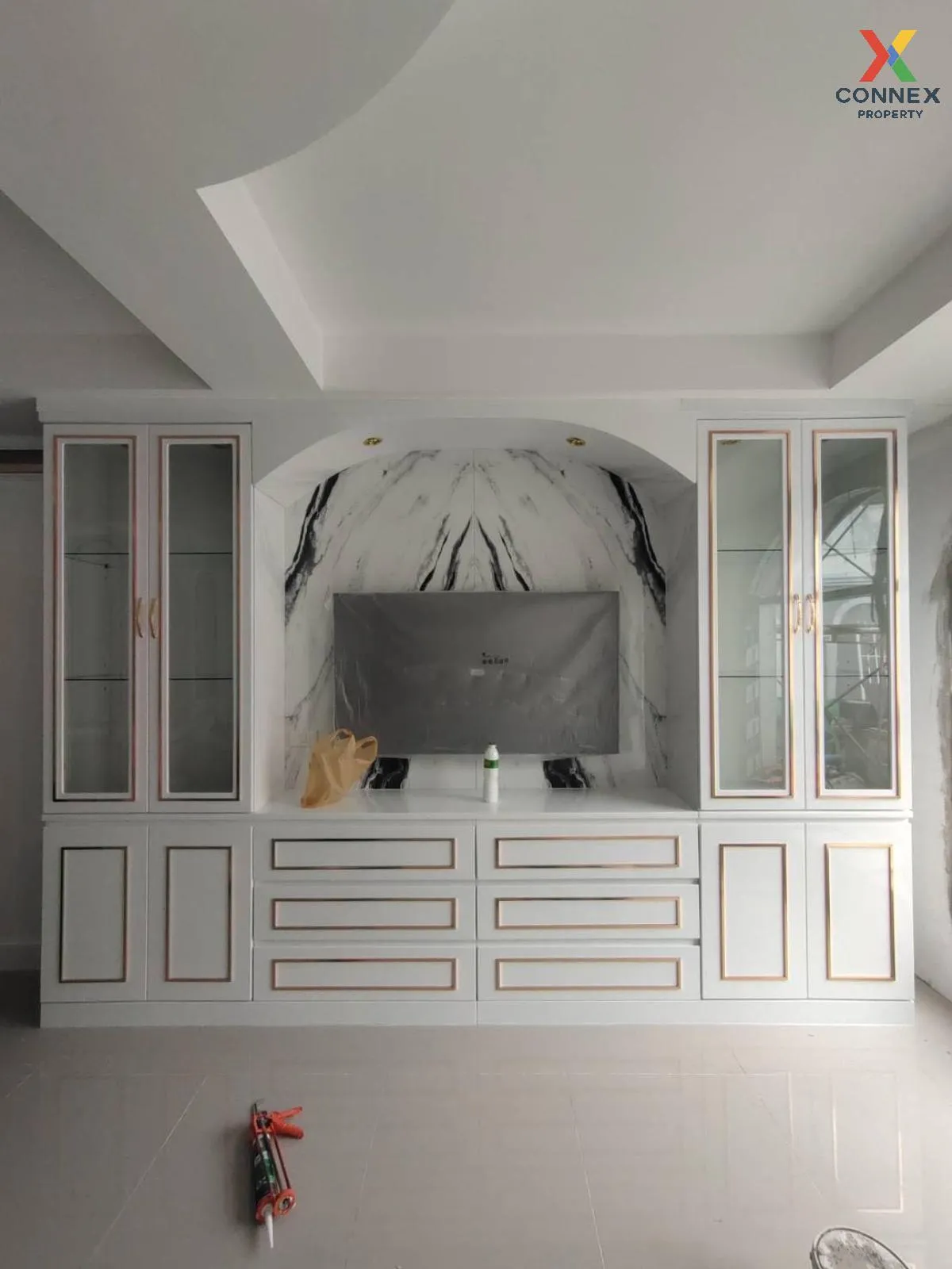 For Sale  Luxury English style townhouse at the end of the house, 2