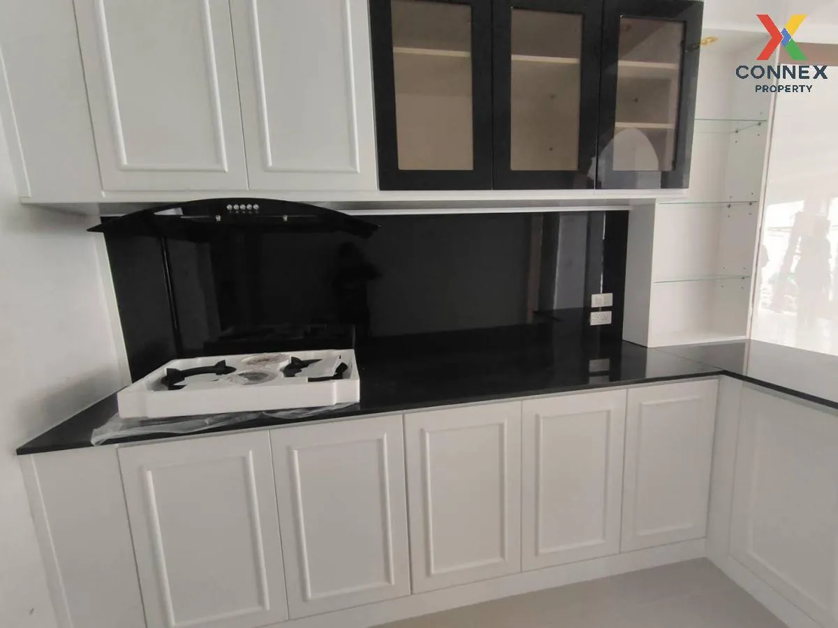 For Sale  Luxury English style townhouse at the end of the house, 3