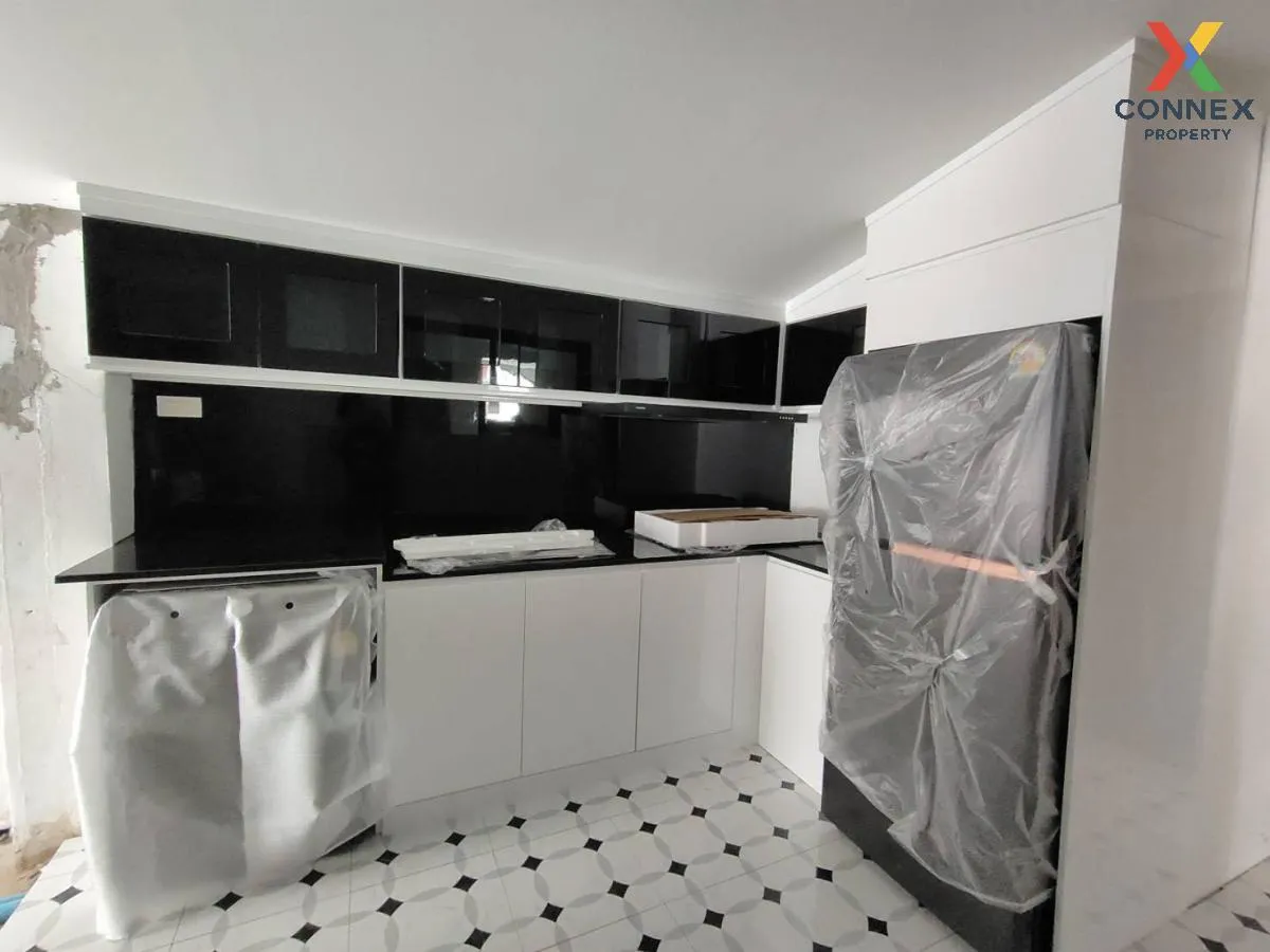 For Sale  Luxury English style townhouse at the end of the house, 4