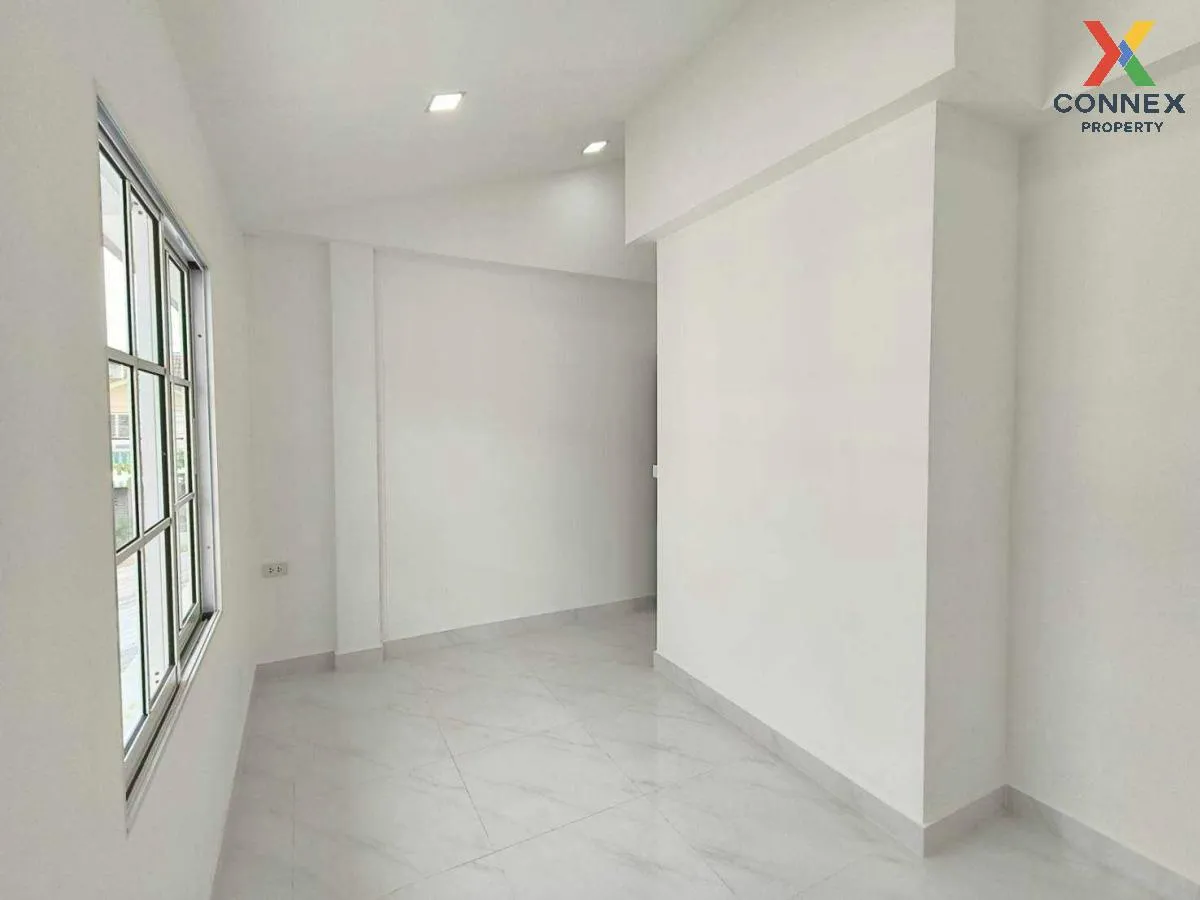 For Sale Townhouse/Townhome  , Baan Poonsin Thani 3 , newly renov