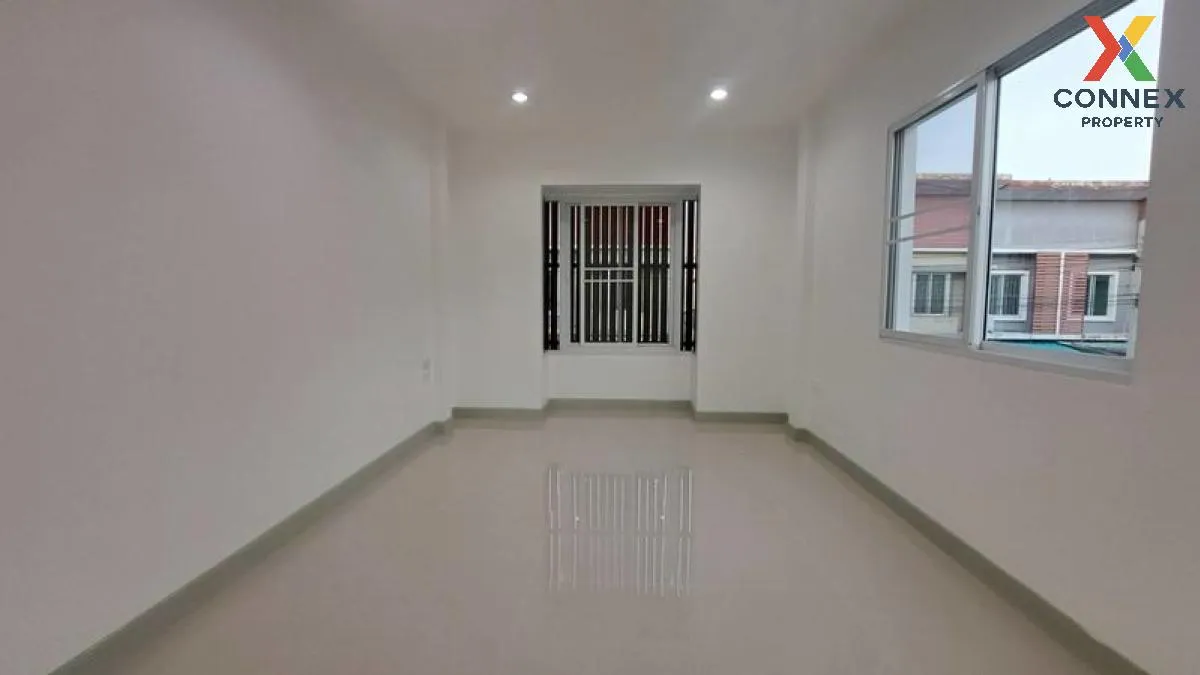 For Sale Townhouse/Townhome  , Buathong Thani Phase 17 , corner u