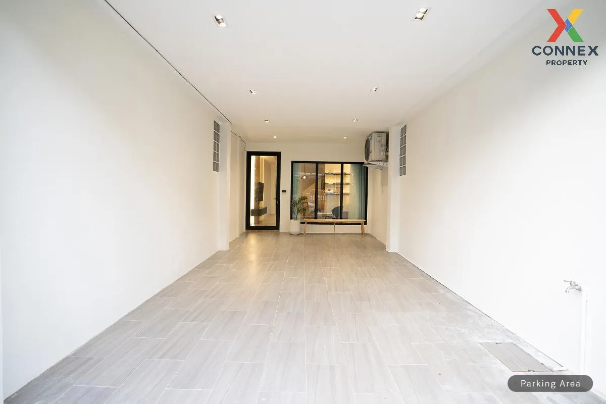 For Rent Townhouse/Townhome  , Yoo Charoen 29 , newly renovated , 3