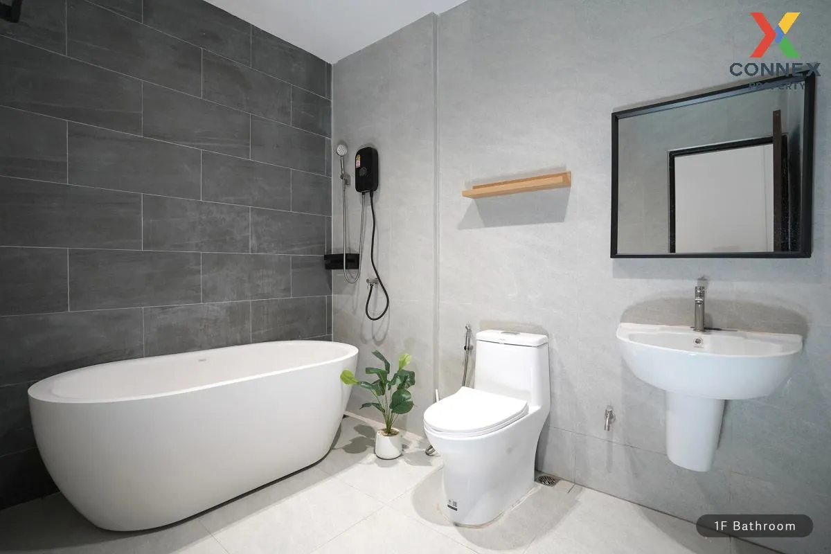 For Rent Townhouse/Townhome  , Yoo Charoen 29 , newly renovated ,