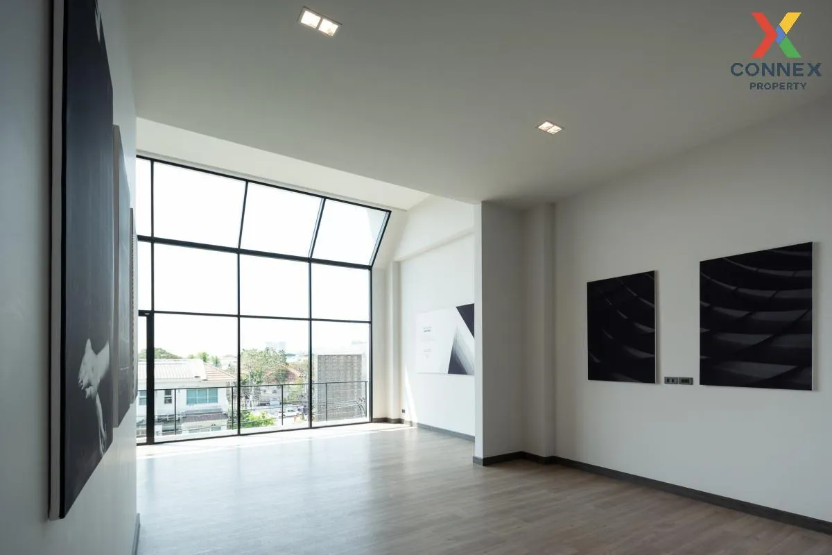 For Sale The Preston Empire , corner unit , wide frontage , Hua M 4