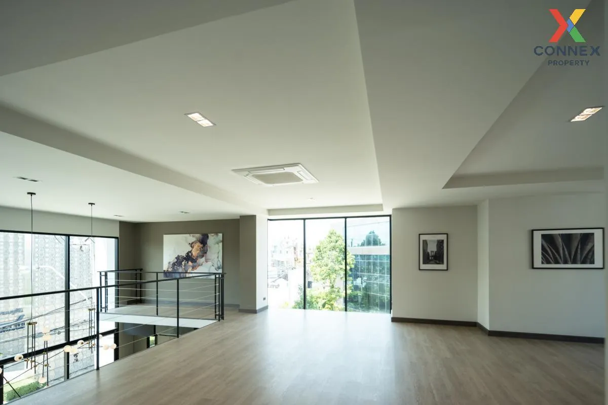 For Sale The Preston Empire , corner unit , wide frontage , Hua M