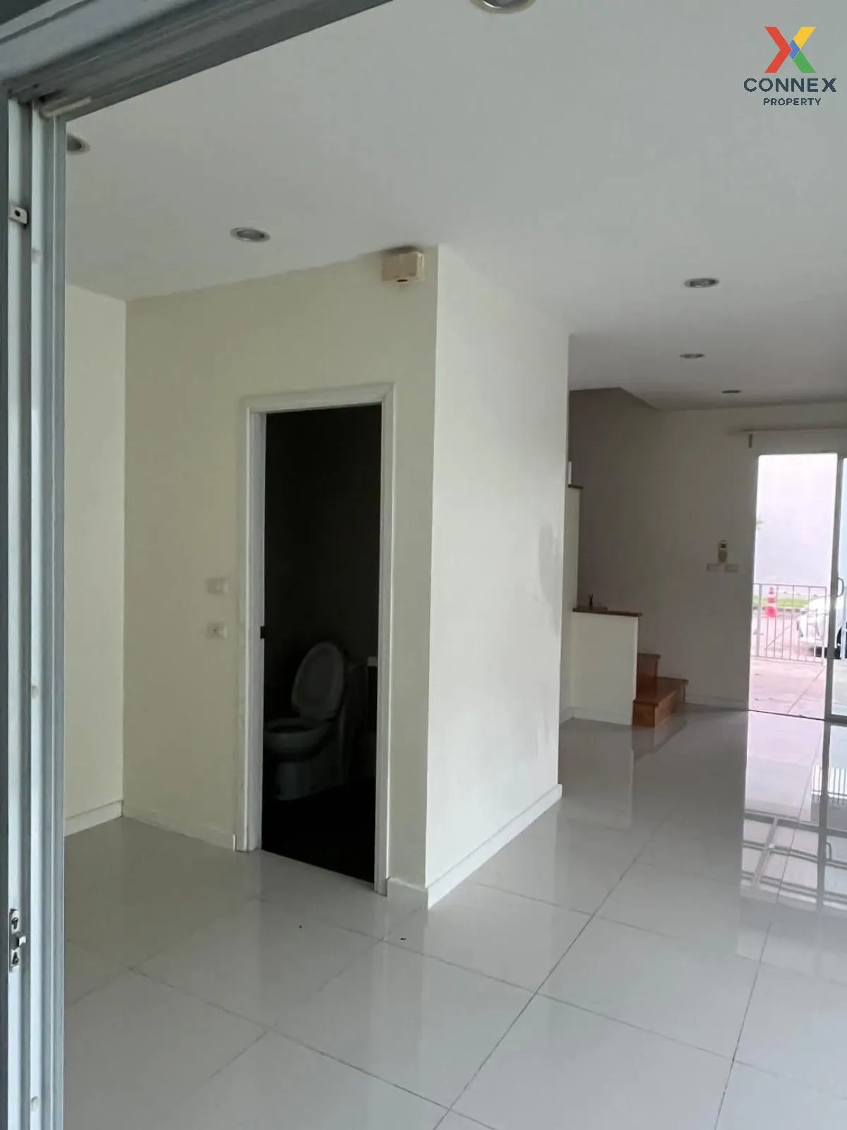 For Rent Townhouse/Townhome  , Patio Pattanakarn , corner unit ,  4
