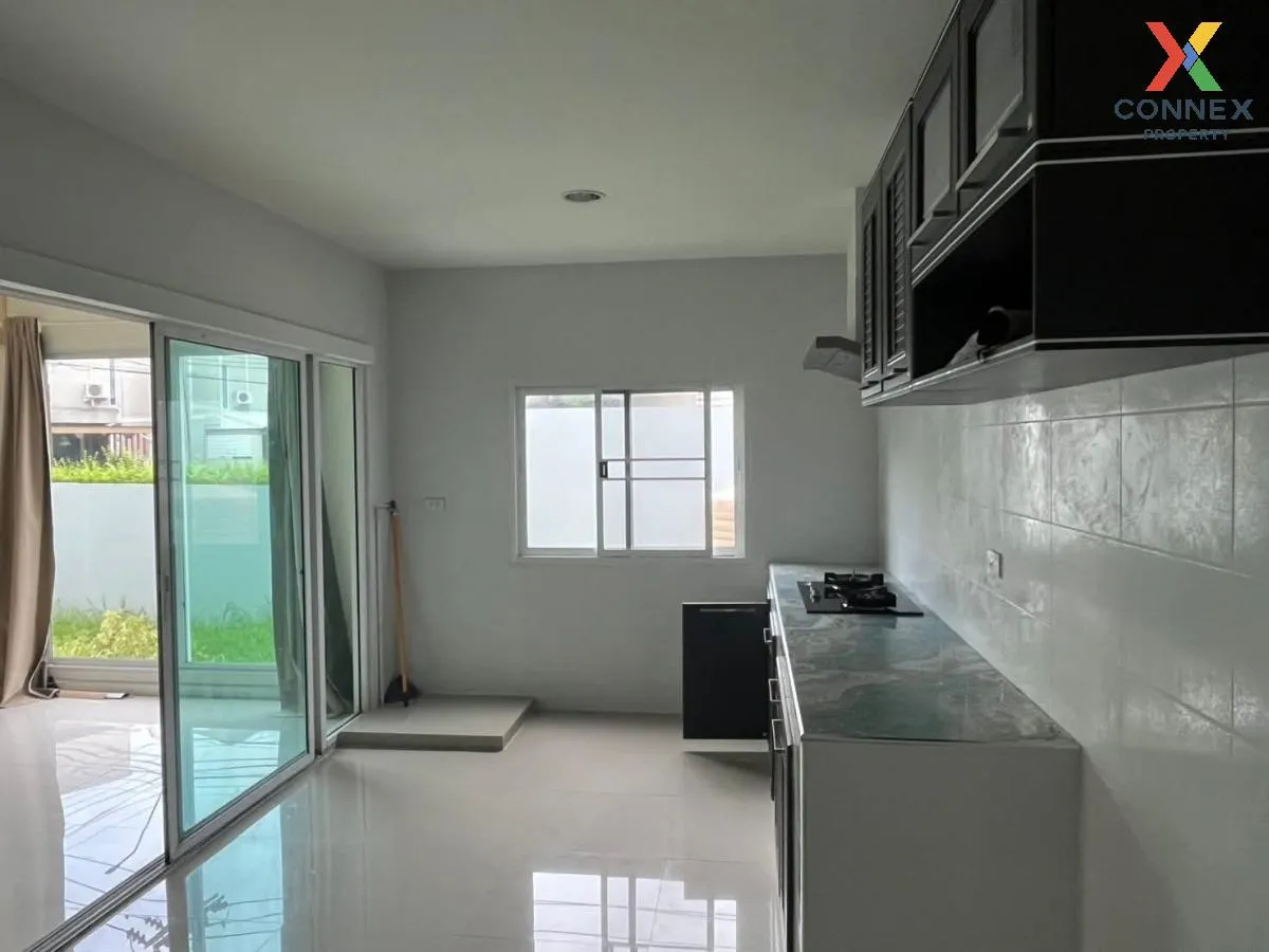 For Rent Townhouse/Townhome  , Patio Pattanakarn , corner unit , 