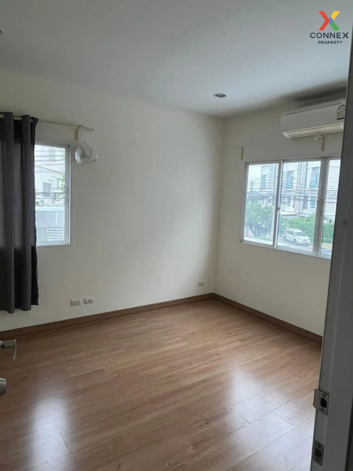 For Rent Townhouse/Townhome  , Patio Pattanakarn , corner unit , 