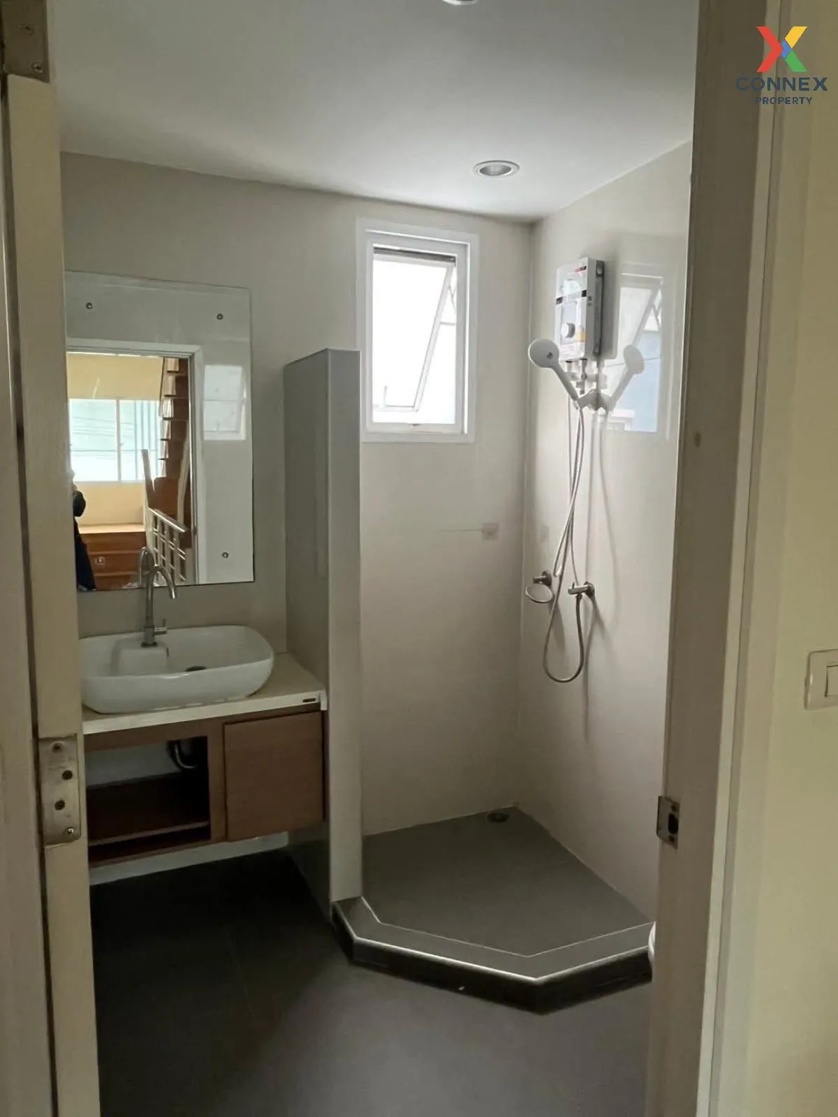 For Rent Townhouse/Townhome  , Patio Pattanakarn , corner unit , 