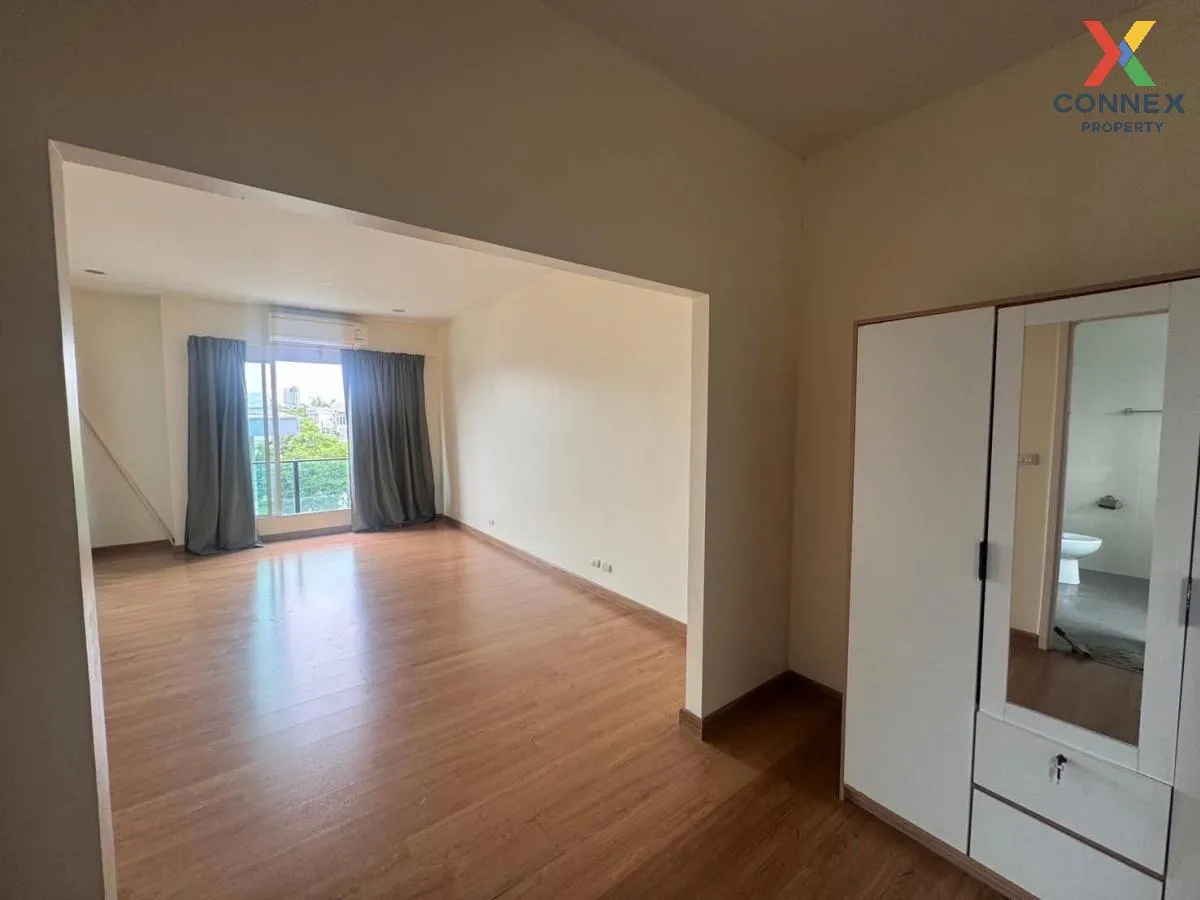 For Rent Townhouse/Townhome  , Patio Pattanakarn , corner unit , 
