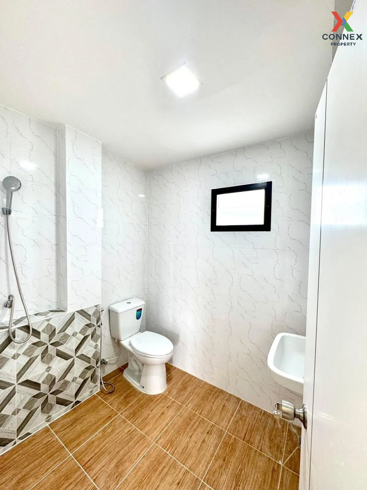 For Sale House , Baan Pornjira khong 7 , wide frontage , newly re