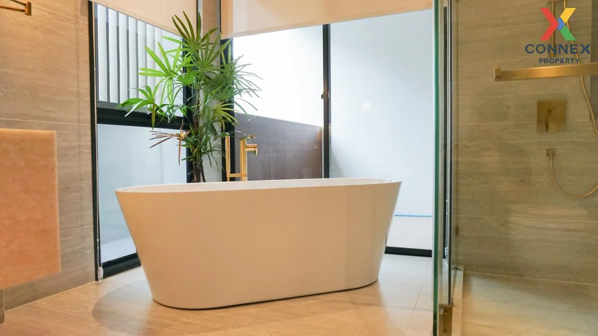For Sale House , BuGaan Krungthep Kreetha , wide frontage , Hua M