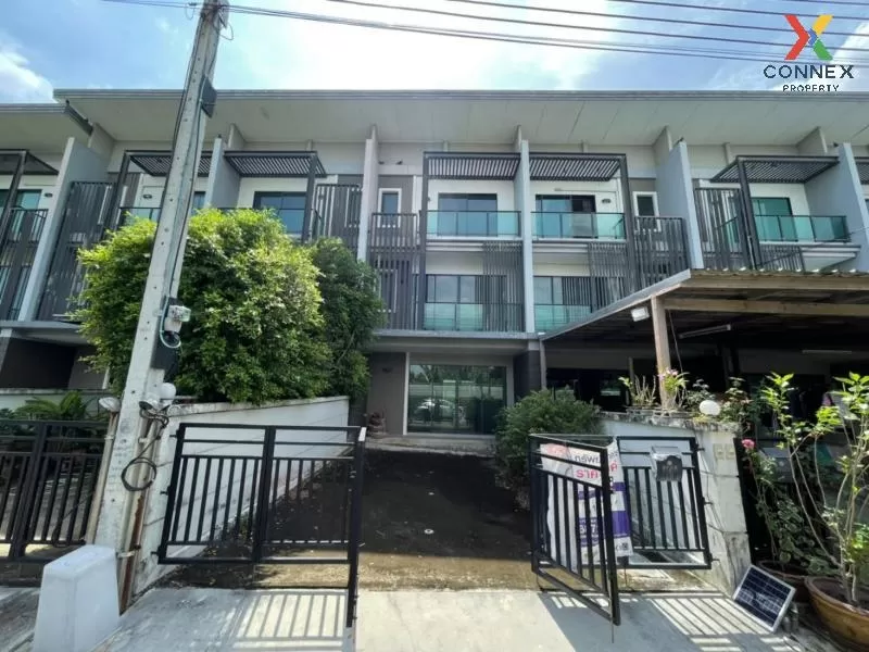 3-storey townhome for sale, Town Avenue Village, Merge Rattanathibet, adding a new house to the back of the house The front of the house is not attached to anyone.