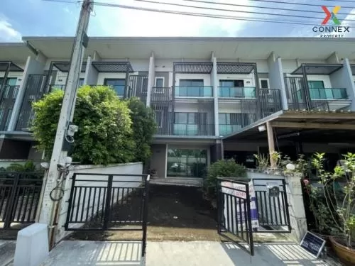 3-storey townhome for sale, Town Avenue Village, Merge Rattanathibet, adding a new house to the back of the house The front of the house is not attached to anyone.